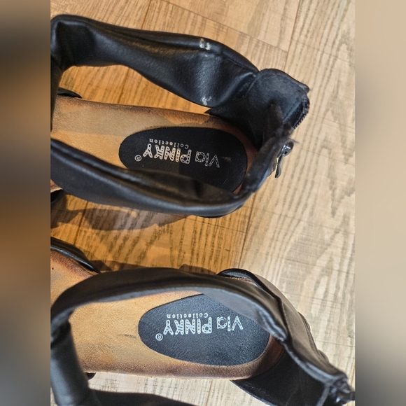 Via Pinky Collection | Elegant Black and Gold 'Emily' Sandals, Size 7.5 - Picture 3 of 6